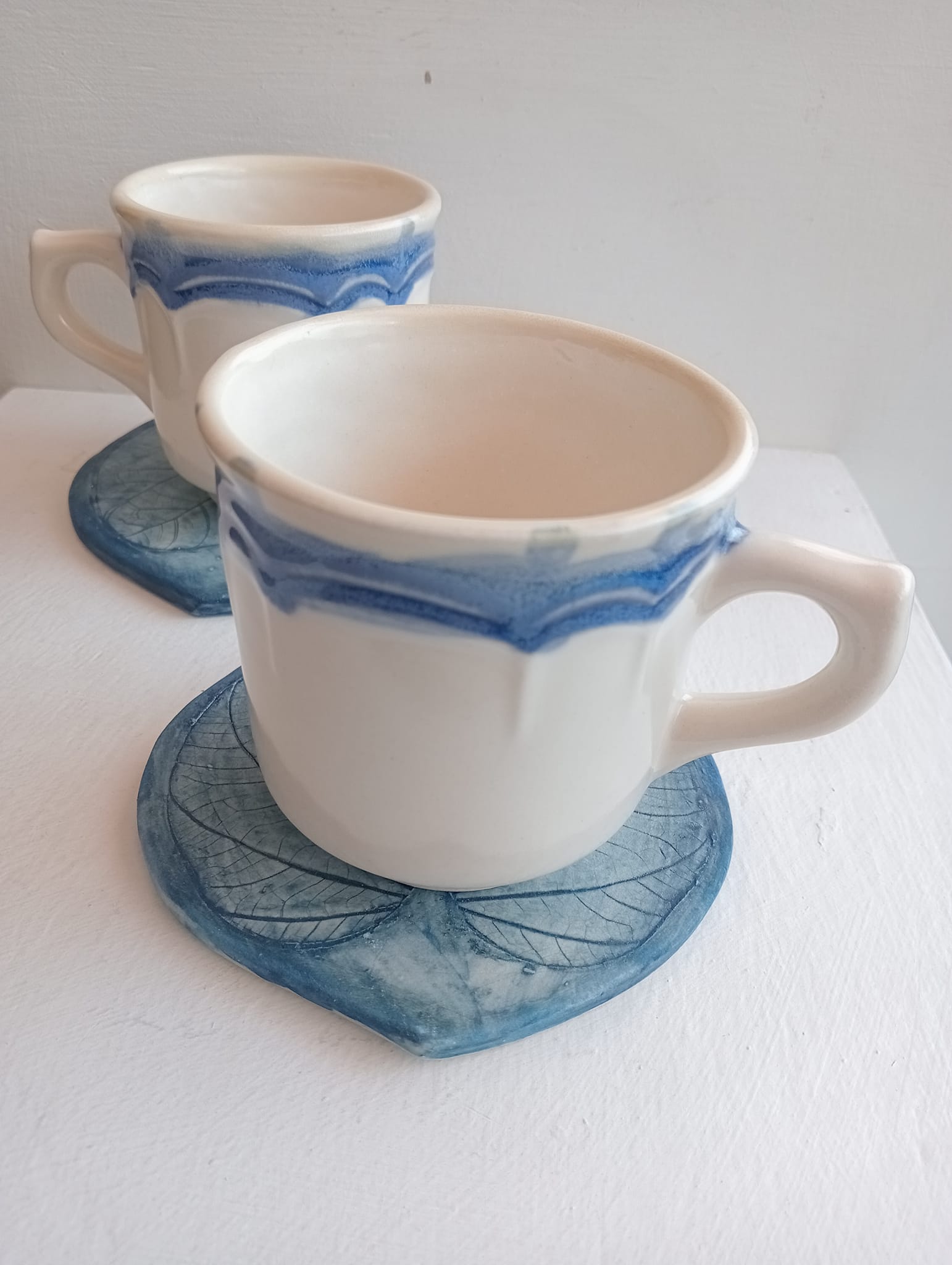 taza con hoja azul