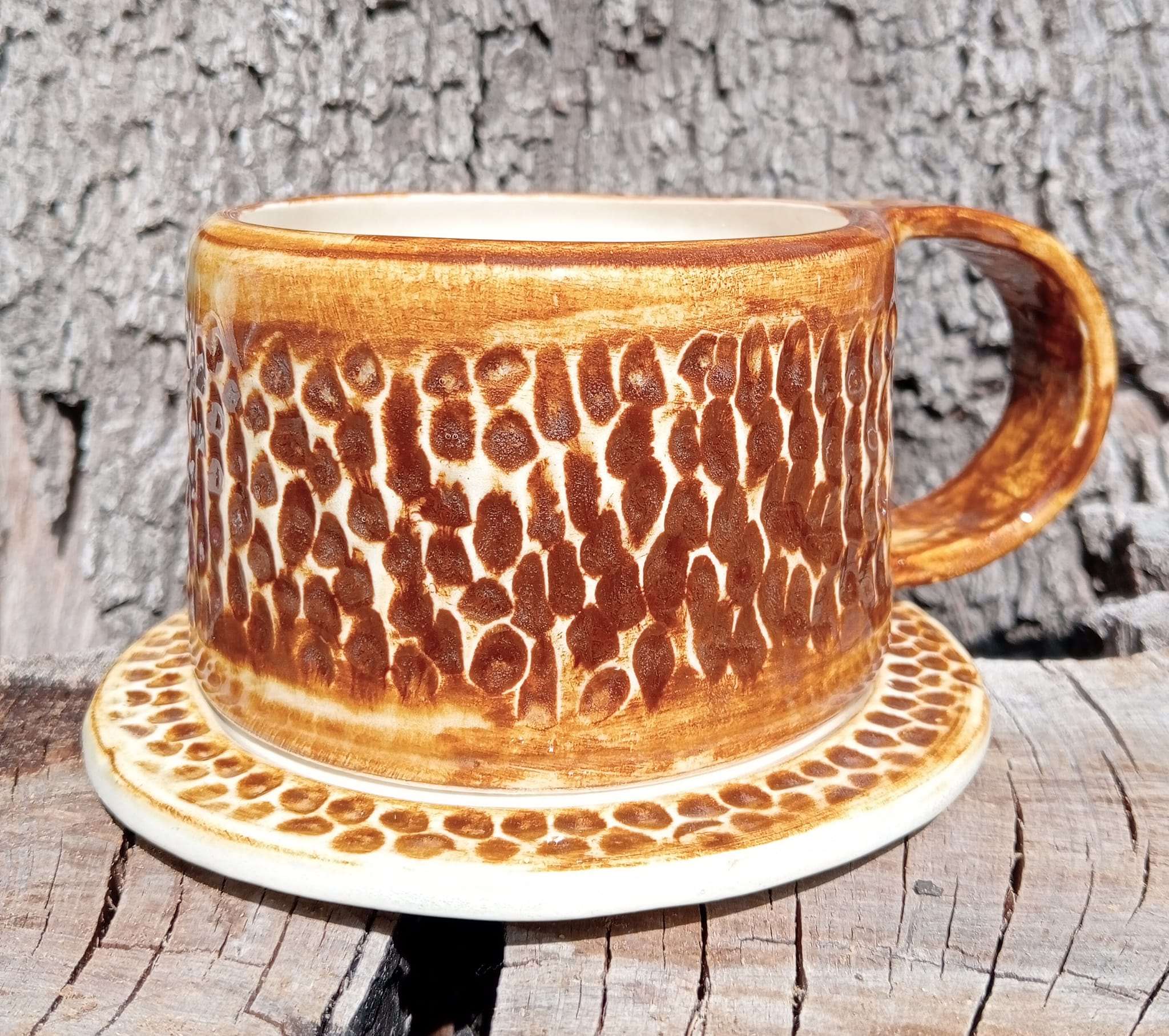 taza con diseño en café